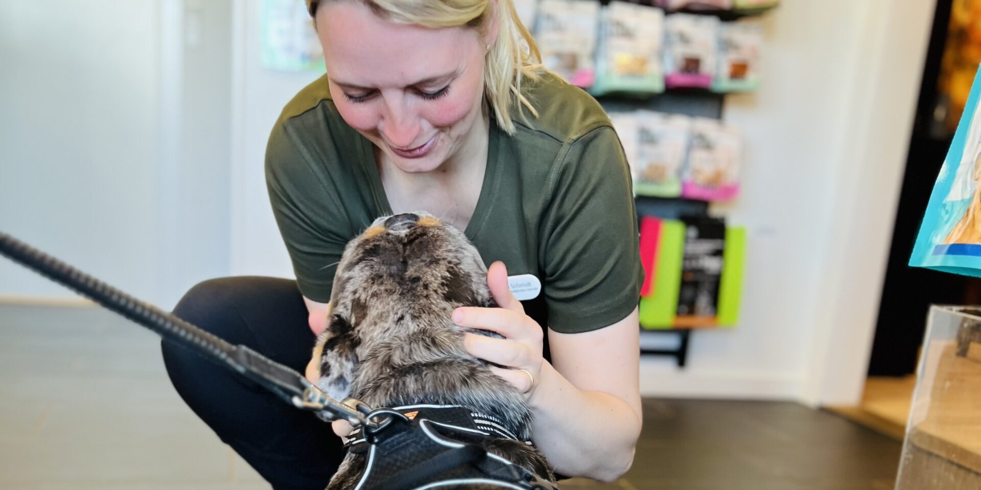 Camilla snakker med en hund